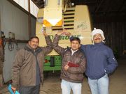 Indische Landwirte auf einer landwirtschaftlichen Einrichtung