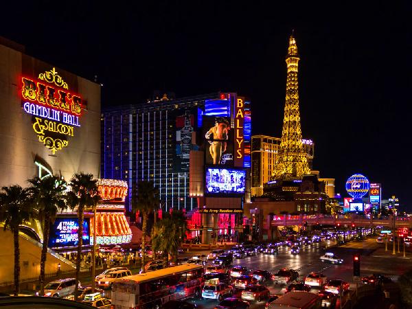 Entdecken Sie das faszinierende Lichtermeer Las Vegas bei Nacht...
