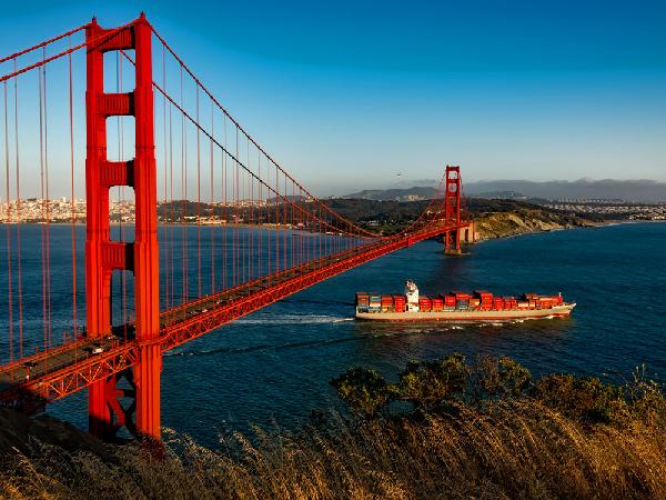 Die berühmte Golden Gate Bridge ist für viele neben der Freiheitsstatue in New York das Wahrzeichen Amerikas...